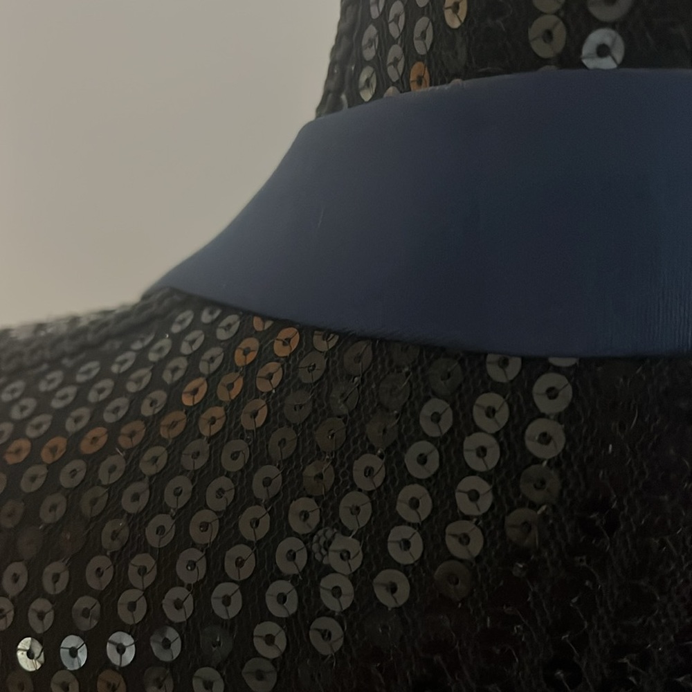 Lace gown - Picture 7 of 9